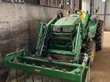 un tracteur garé à l'intérieur d'un bâtiment