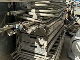 un tas de tuyaux métalliques posé contre le mur d'un immeuble