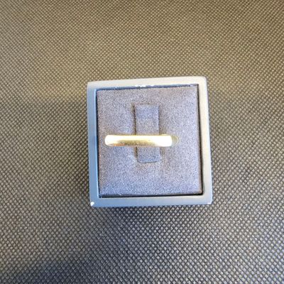 une bague qui se trouve dans une boîte sur une table