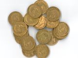 une pile de pièces d'or sur une surface blanche