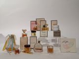 de nombreux parfums de toutes sortes exposés sur une table
