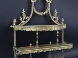 une étagère ancienne en laiton surmontée d'un miroir