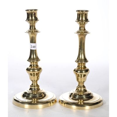 une paire de chandeliers en laiton sur fond blanc