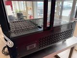 une photo d'une vitrine contenant une grille
