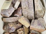 une boîte blanche remplie de morceaux de roche