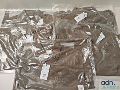 beaucoup de chemises marron emballées dans du plastique
