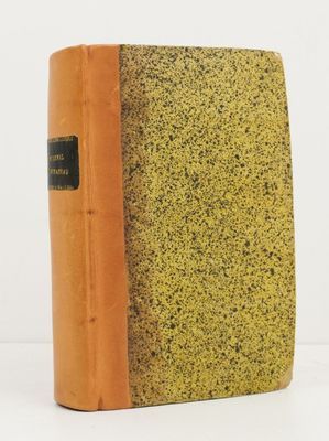 un livre à la couverture jaune posé sur une surface blanche