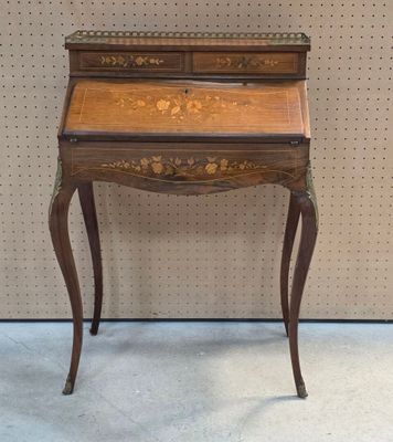 un petit bureau surmonté d'un tiroir