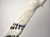 une cravate blanche ornée de motifs noirs et blancs