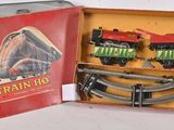 une boîte contenant un train sur une table