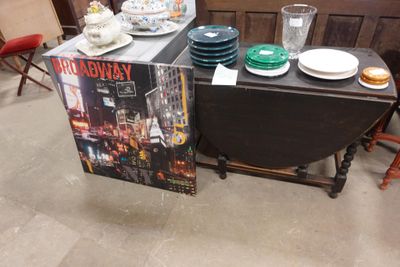 une petite table sur laquelle se trouvent un magazine et des assiettes