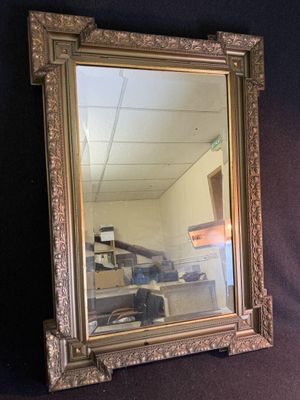 un miroir accroché au mur d'une pièce
