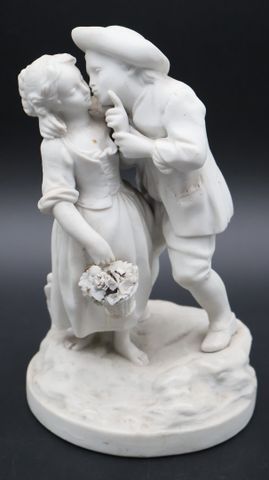 « Le baiser ». Sujet en biscuit 20ème. Vraisemblablement quelques...