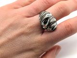 la main d'une femme avec une bague au doigt