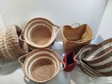 quatre paniers posés sur une table