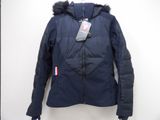 La veste est bleue et possède une capuche bordée de fourrure.