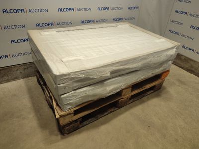 une pile de matelas posée sur une palette dans une pièce