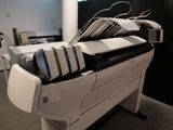 une imprimante posée sur une table dans une pièce