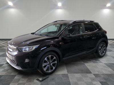 un 4x4 noir garé dans un garage au sol en damier