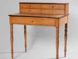 un vieux bureau en bois avec deux tiroirs et un tiroir sur le dessus