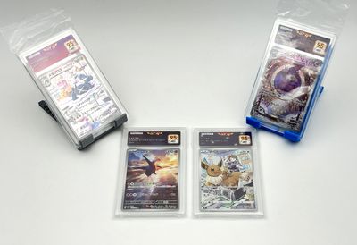 trois paquets de cartes à collectionner pokemon posés sur une surface blanche