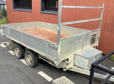 un camion garé devant un bâtiment