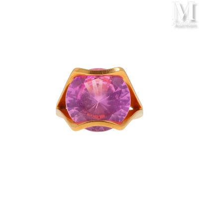 Gros plan sur une bague contenant une pierre violette