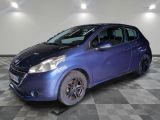 la photo d'une voiture bleue garée dans un garage