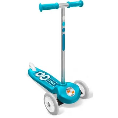 un scooter bleu avec des roues et un guidon sur fond blanc
