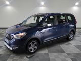 la photo d'une voiture bleue garée dans un garage