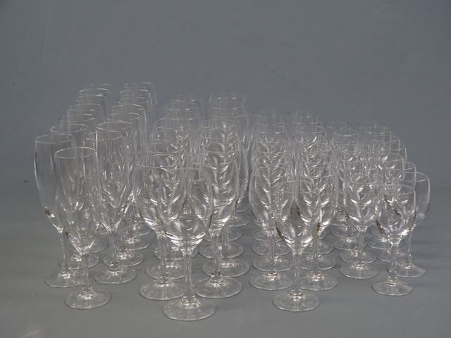 Partie de service de verres en cristal : 15 flûtes à champagne, 1...