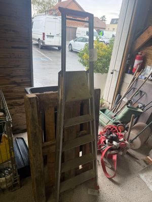 un tas d'outils dans un garage, près d'une fenêtre