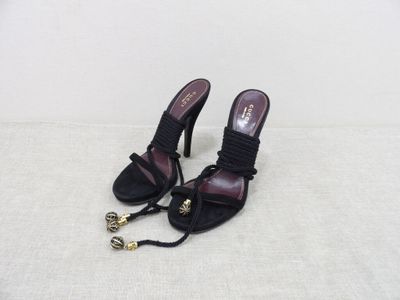 un gros plan sur une paire de chaussures noires posées sur une surface blanche