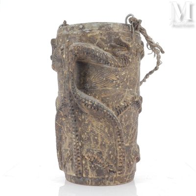 un vase orné d'un serpent