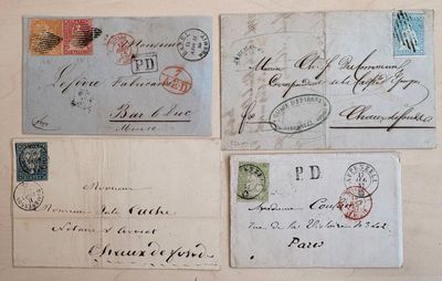 Plusieurs vieilles cartes postales sont accrochées au mur d'une pièce