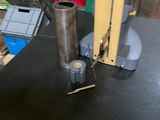une machine posée sur une table dans une pièce