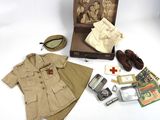 un costume, un chapeau, un téléphone portable et d'autres objets disposés sur une table