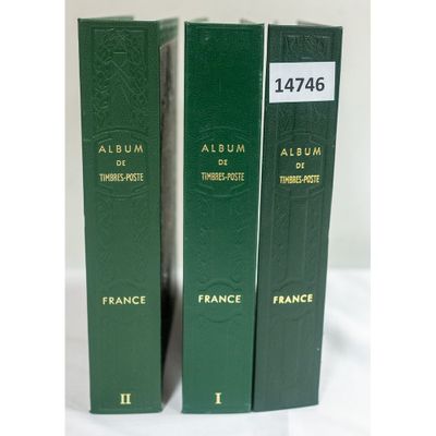 trois livres verts superposés sur une surface blanche