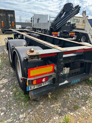 un gros plan d'un camion équipé d'une grue à l'arrière
