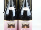 deux bouteilles de vin posées l'une à côté de l'autre sur une table