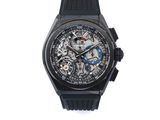 gros plan d'une montre sur fond blanc