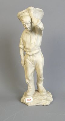 une statue représentant un garçon coiffé d'un chapeau