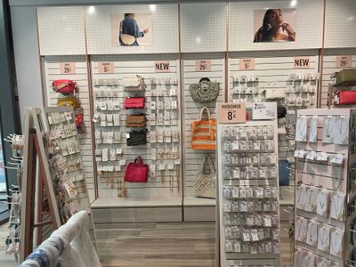 un magasin où de nombreux articles sont exposés