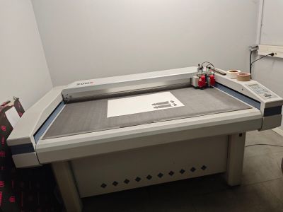 une image d'une machine servant à découper du papier