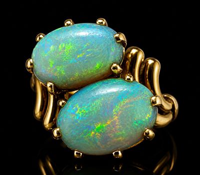 un oplite et une bague en or sertie de deux oplites ovales