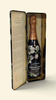 une boîte ouverte avec une bouteille de champagne à l'intérieur