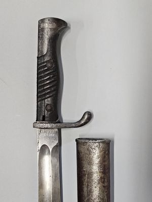 un couteau posé à côté d'un briquet