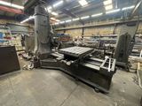 une image représentant une grande machine dans une usine où se trouvent de nombreuses machines