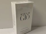 La boîte du parfum est vide et prête à être ouverte.