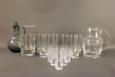beaucoup de verres et un pichet sur la table